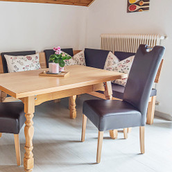 Esstisch in der Grundlwald Ferienwohnung Lorbeer